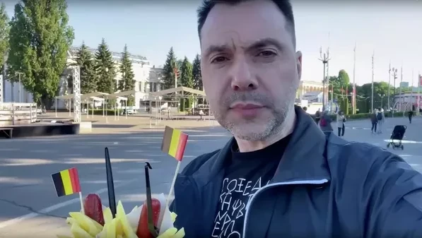 Советник офиса Зеленского Алексей Арестович так увлекся поеданием сосисок, что перепутал флаги Германии и Бельгии в видеообращении к Шольцу 