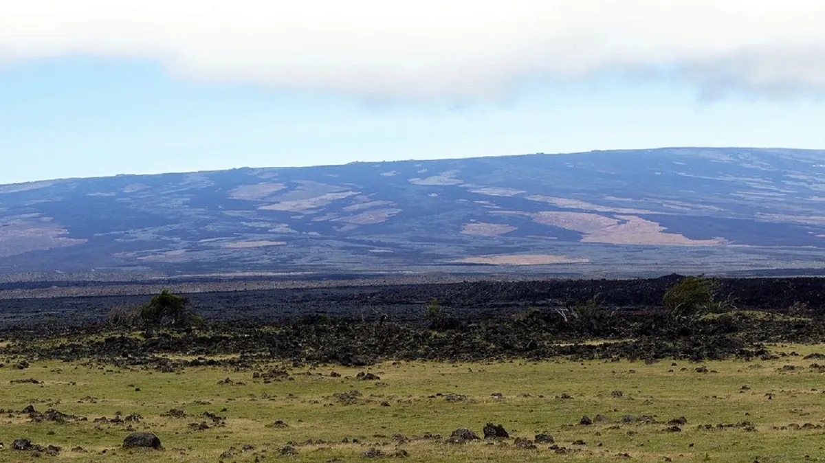 Остались считанные часы: Гавайцев предупредили о возможном извержении самого крупного в мире вулкана Мауна-Лоа