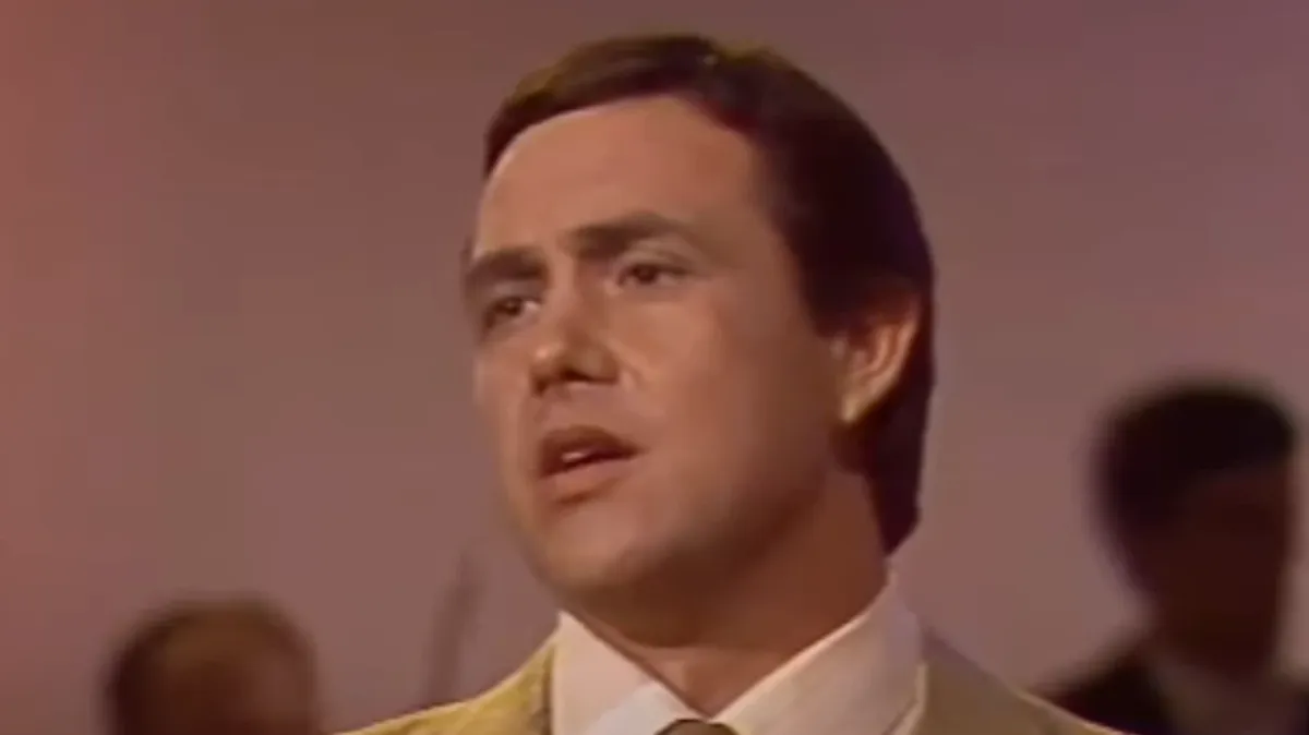  Ренат Ибрагимов исполнил песню «Опавшие листья» в 1985 году. Фото: скрин YouTube-канала «Музыка на советском телевидении»