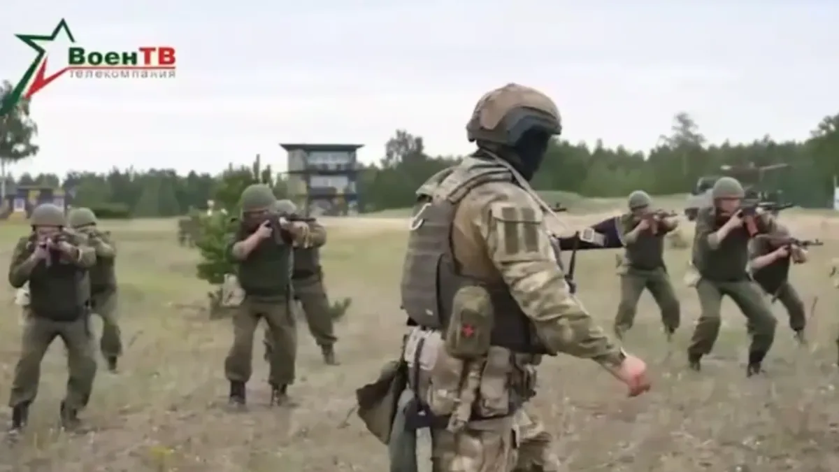 Инструкторы от ЧВК «Вагнер» проводят боевые тренировки с теробороной белорусов. Фото: кадр из видео телеканала «ВоенТВ»