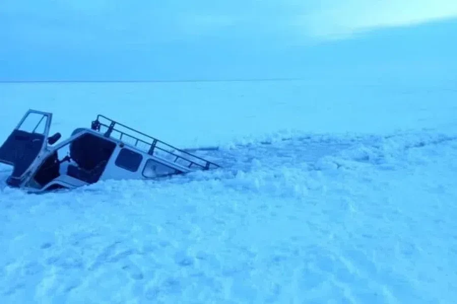 В Новосибирской области два УАЗа провалились под лед. Один автомобиль полностью ушел под воду на озере Чаны