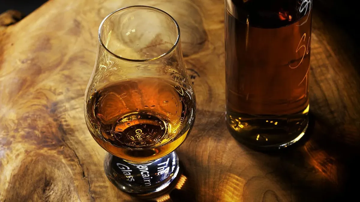 Алкоголь отрицательно влияет на здоровье, но значительная часть населения продолжает злоупотреблять алкоголем. Фото: Pixabay.com