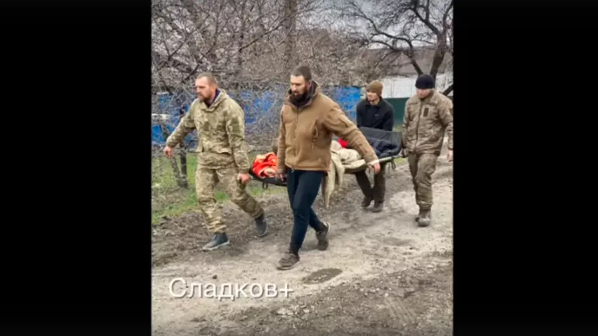 Среди сдавшихся более 150 человек ранены. Фото: скриншот с видео Александра Сладкова