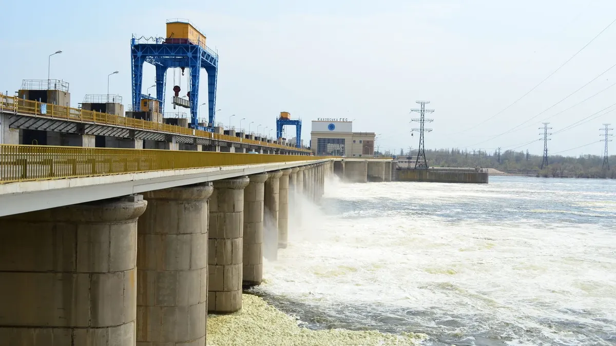 «Вода большим потоком хлынет в нижнюю часть Днепра»: ВСУ продолжают обстреливать шлюзы Каховской ГЭС