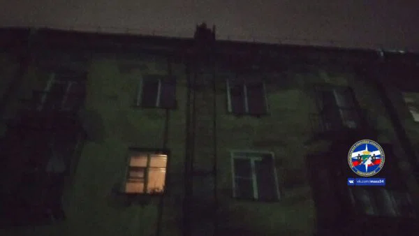 Мужчина забрался на крышу четырехэтажного здания