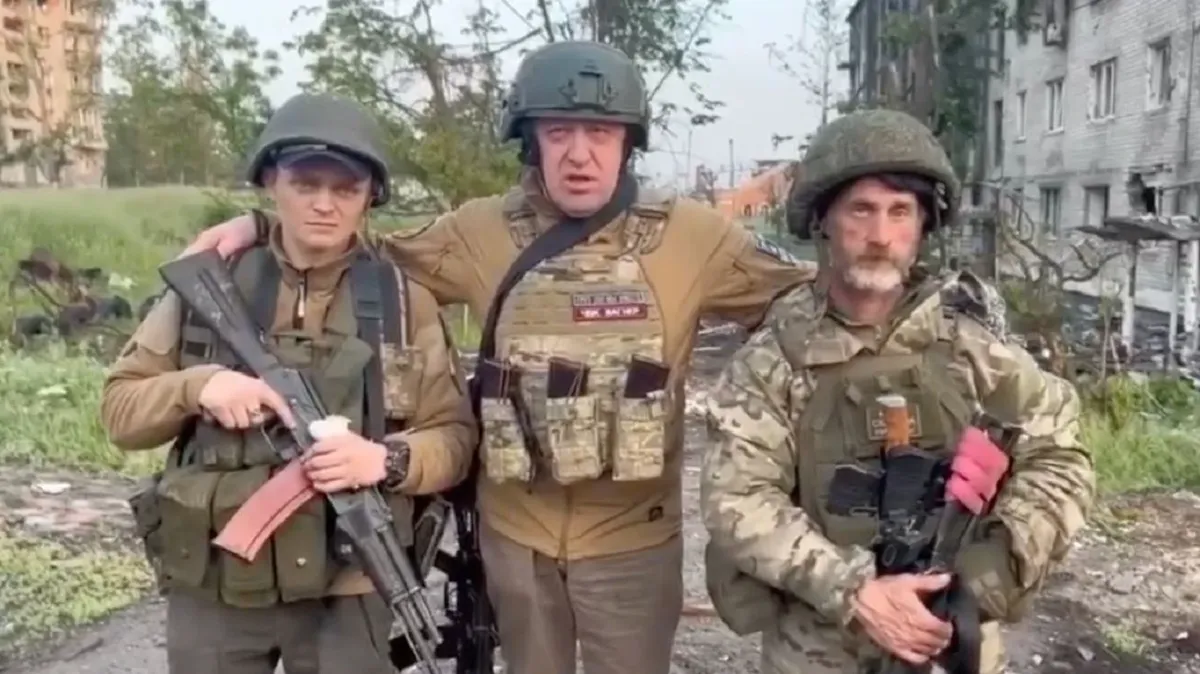 Бибер (справа), Евгений Пригожин и Долик (слева). Фото: стоп-кадр из видео / пресс-служба «Конкорд»