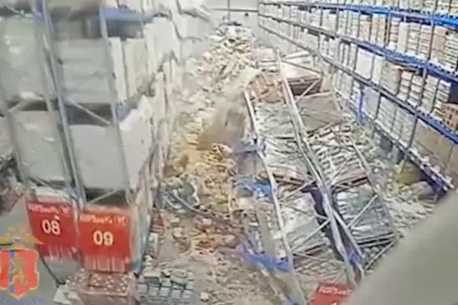 Стеллажи с тоннами алкоголя рухнули на складе в Красноярске: Видео обрушения попало в Сеть