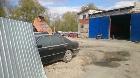 Стоянка соседствует с детсадом 