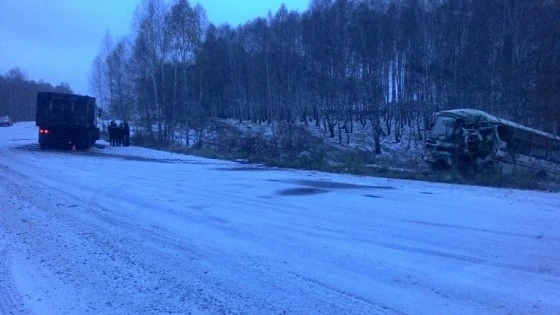 От удара "пазик" улетел в кювет Утренняя трасса была скользкой