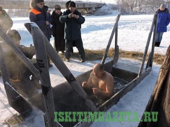 Окунуться в ледяную воду отважились не все искитимцы