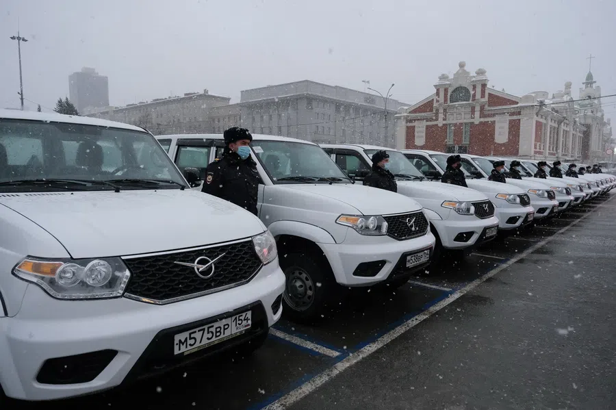 Полицейские Искитима и Линева получили новые автомобили от губернатора Травникова