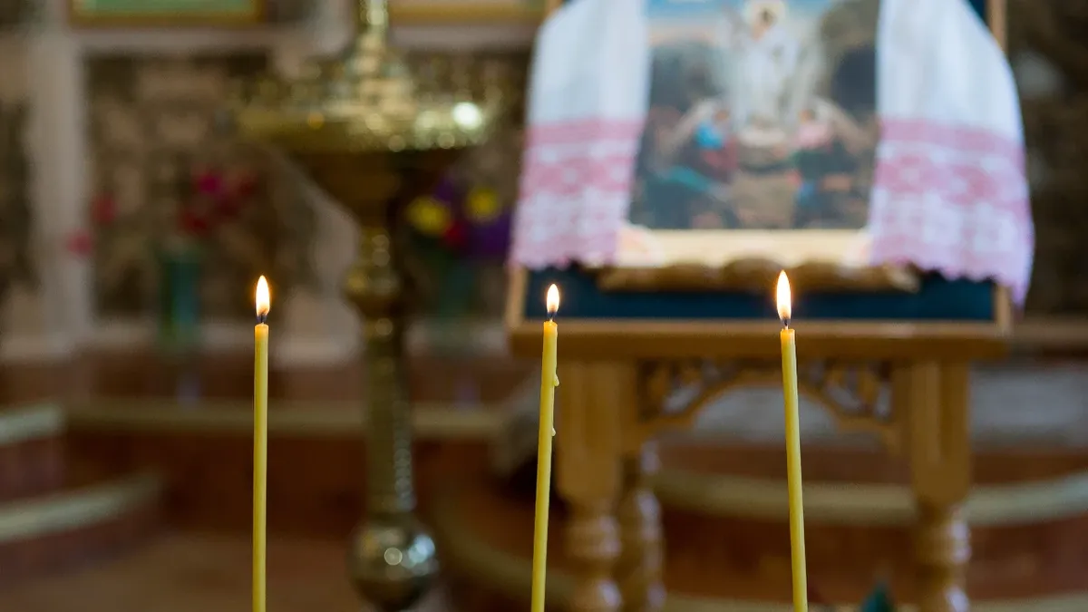 Как правильно ставить свечи в храме за упокой и за здравие 