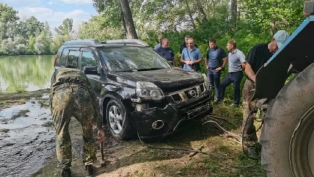 Пара не смогла выбраться из автомобиля