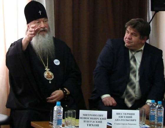 Митрополита  сопровождал на правах хозяина мэра Бердска
