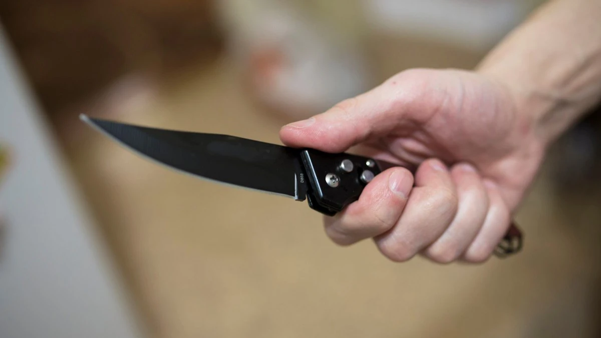 В Омске третьеклассник подложил нож в сиденье однокласснице, а девочка села на него