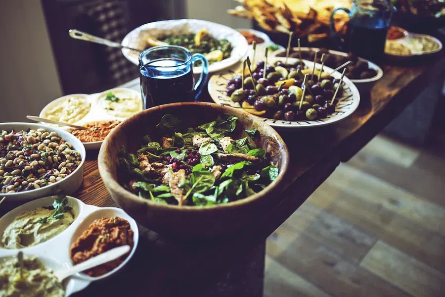 Салаты на Новый 2022 год: пять рецептов вкусных салатов для праздничного ужина 31 декабря