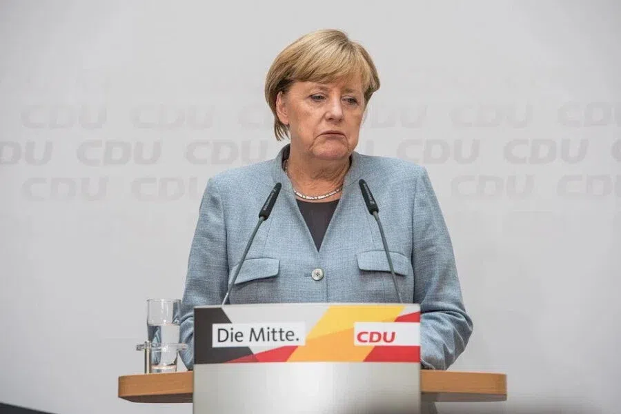 Канцлер Германии Ангела Меркель ушла в отставку: Боролась со слезами под песню "Rote Rosen"