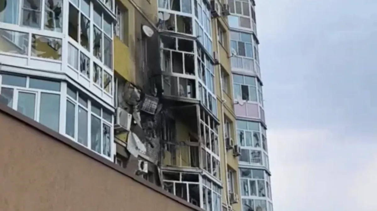 В Воронеже беспилотник со взрывчаткой врезался в многоэтажку. Жильцы пострадали - видео