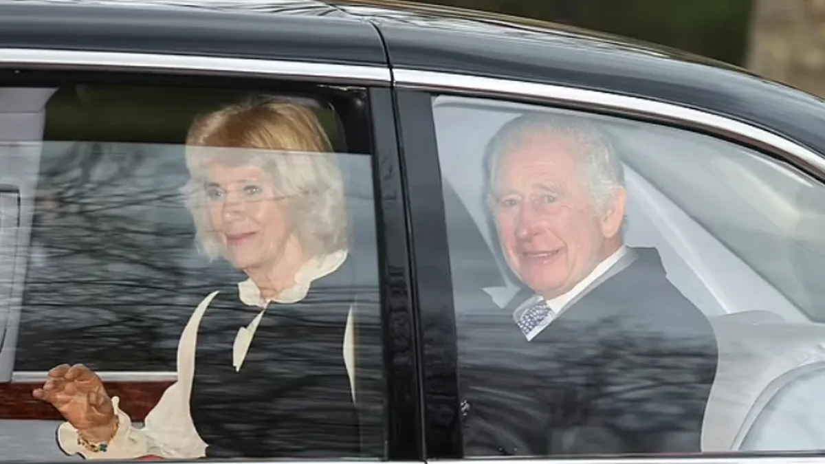 Улыбающиеся король Чарльз и королева Камилла покидают Кларенс—хаус сегодня днем. Фото: Reutres