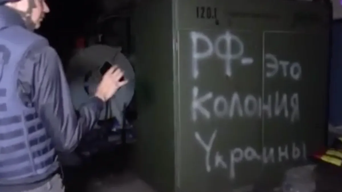 Журналист показал место, где располагались боевики «Азова»*. На стене надписи об армии РФ - видео