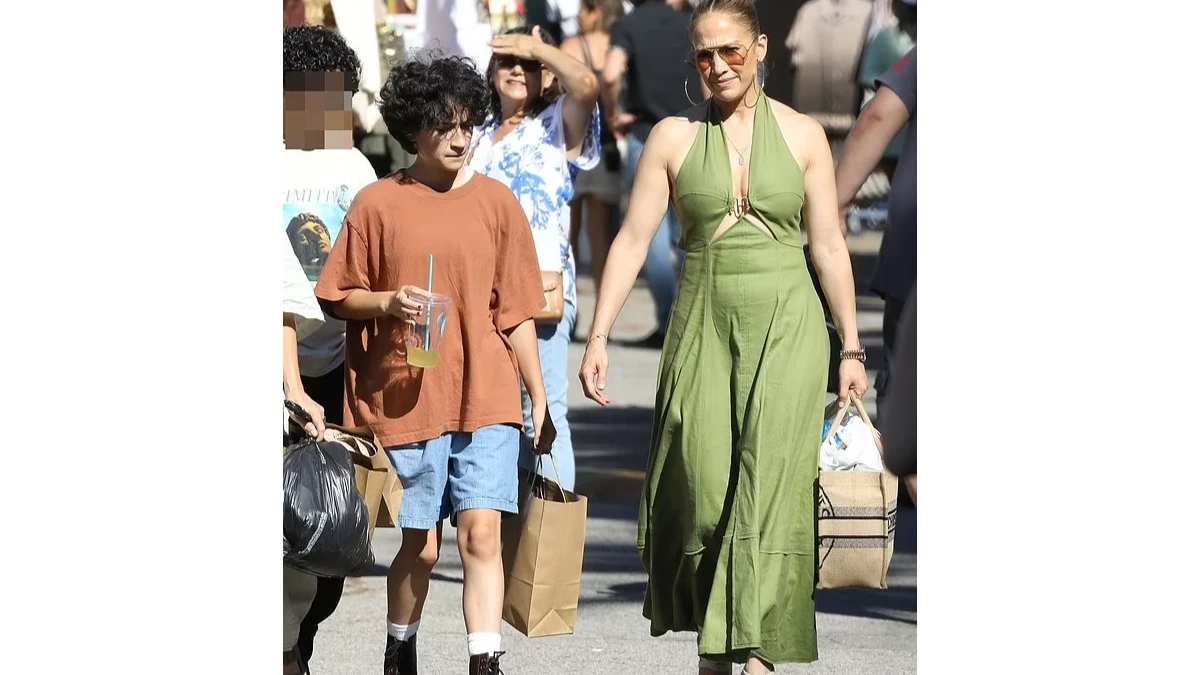  Дженнифер Лопес показывает подтянутые руки в зеленом платье с голой спиной, когда с дочерью Эмме пришли за покупками на блошиный рынок в Лос-Анджелесе