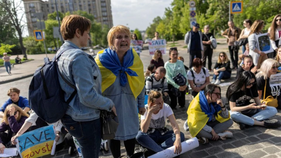 Жены бойцов «Азова»* требуют у власти Украины эвакуировать их с «Азовстали". В Киеве начались акции протеста  
