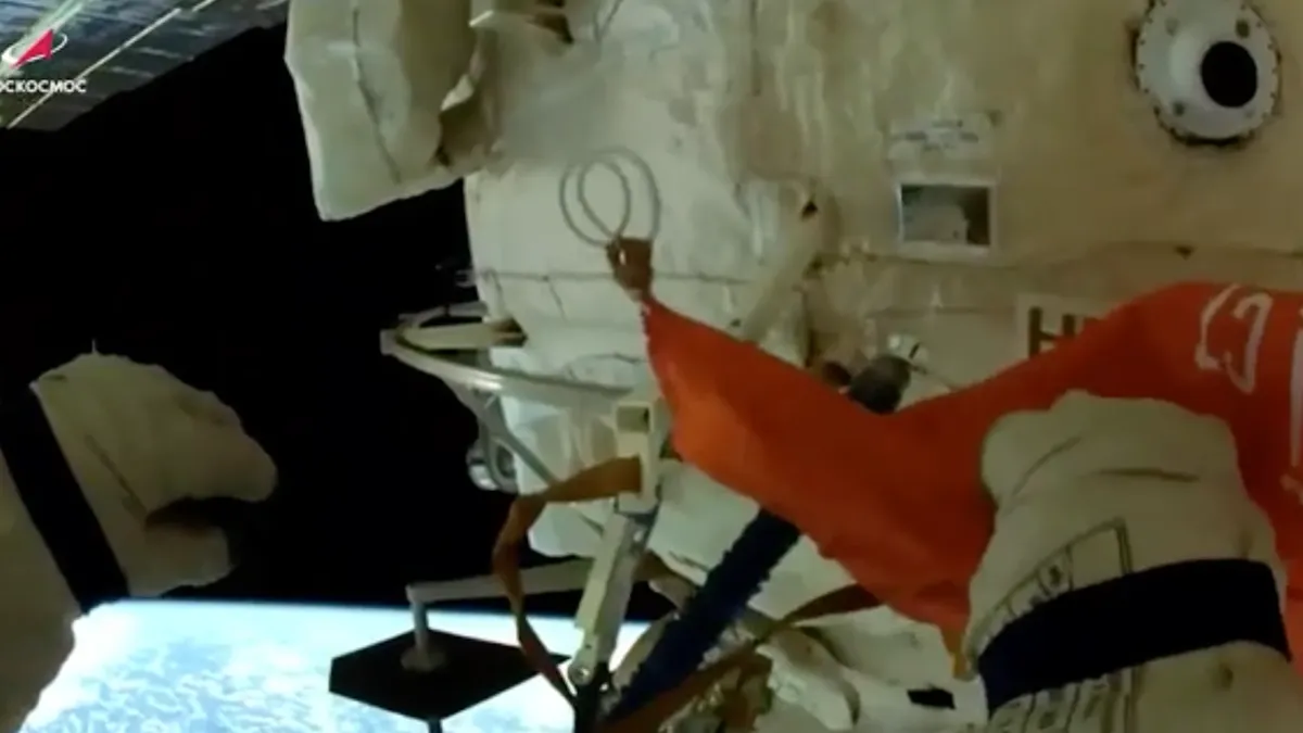 Россияне в скафандрах развернули Знамя Победы в космосе. Видео появилось в сети