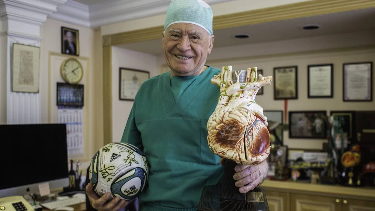 Легендарный хирург Лео Бокерия продолжает работать. Новости об отстранении 82-летнего академика оказались фейком