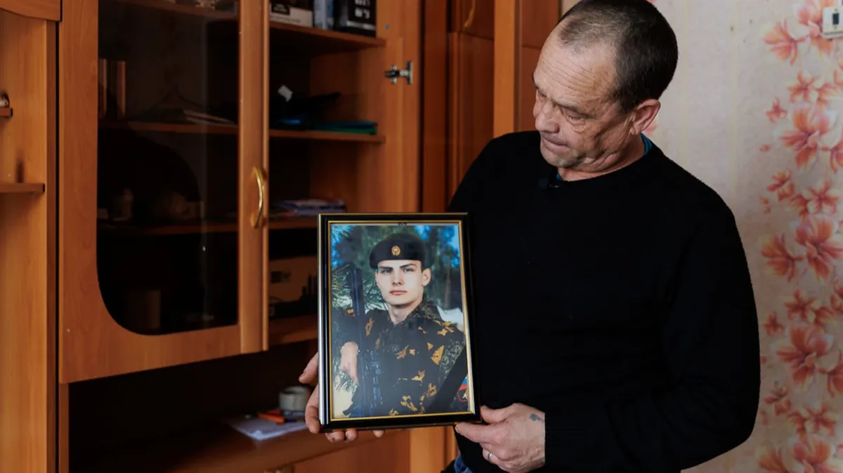Подаев-старший с портретом сына. Фото: Ирина Шарова, 72.ru