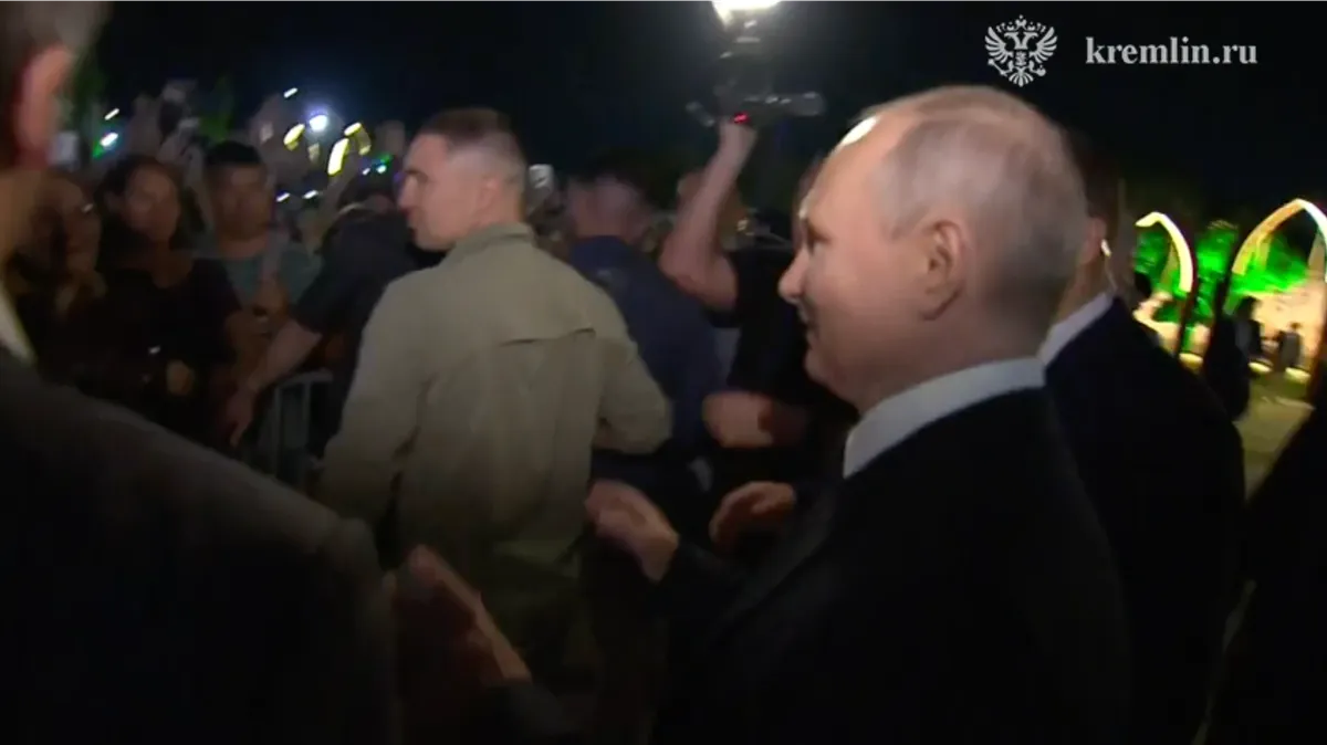Девочка из Дагестана расплакалась из-за того, что не увидела Путина — президент вышел к толпе на улицу — видео