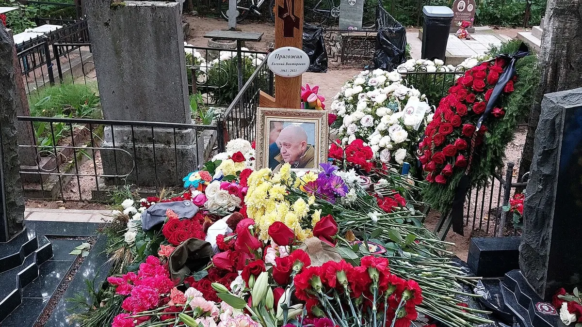 Могила Евгения Пригожина на Пороховсокм кладбище. Фото: Wikimedia Commons