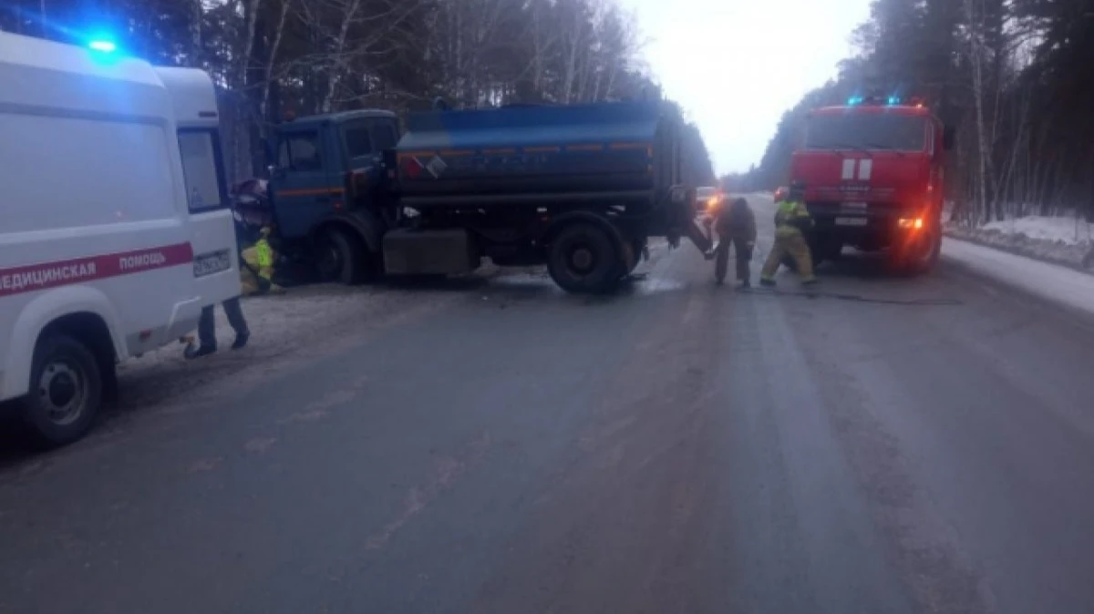 В ДТП с бензовозом под Новосибирском погибли водитель и пассажир легковушки