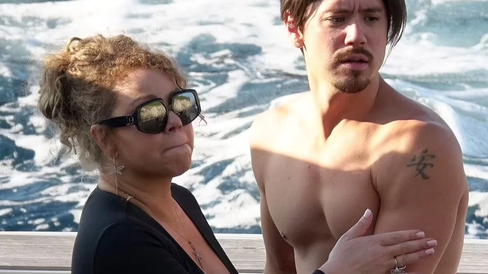 Большая грудь 53-летней Мэрайя Кэри чуть порвала гидрокостюм, плавая на Капри с 39-летним бойфрендом Брайаном Танакой и ее близнецами Марокканом и Монро
