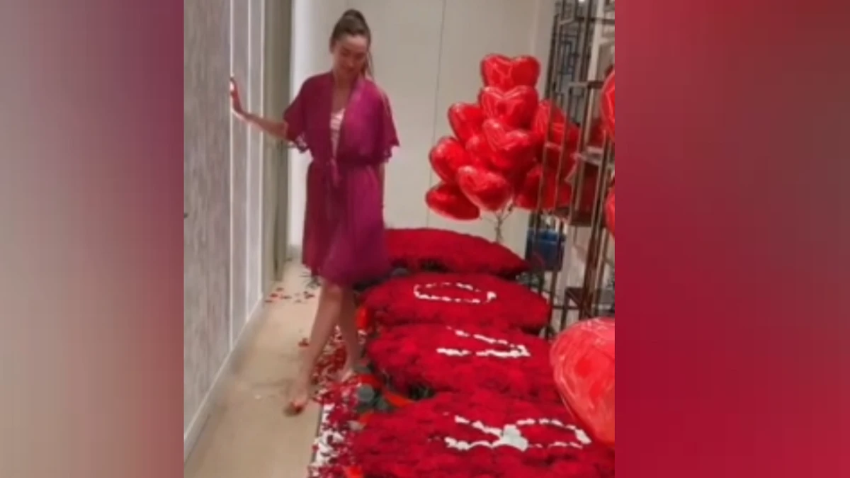Тайный поклонник обескуражил Бузову букетом из миллиона красных роз и шарами в форме сердца