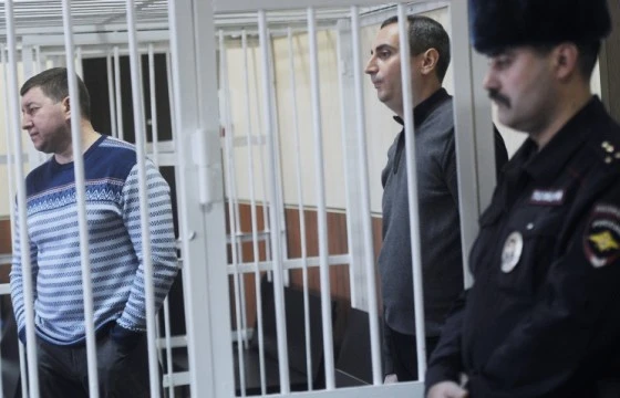 Бывший вице-мэр Новосибирска Александр Солодкин (второй справа) и бывший замглавы УФСКН по Новосибирской области Андрей Андреев (слева)