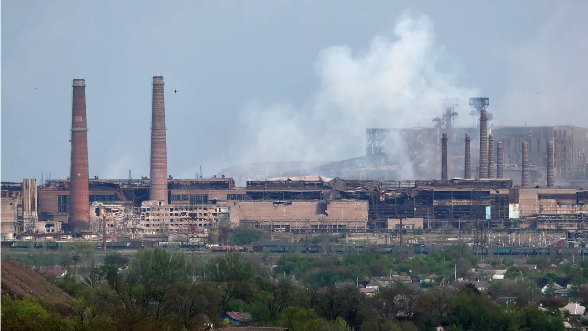 Дым поднимается над сталелитейным заводом «Азовсталь» в Мариуполе, Украина, 5 мая. Фото: Александр Ермоченко/Reuters