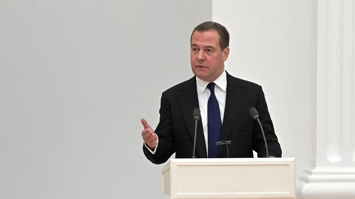 Дмитрий Медведев воскликнул, что Украина постепенно исчезает с карты мира, а во главе США поставили «странного дедушку с деменцией»