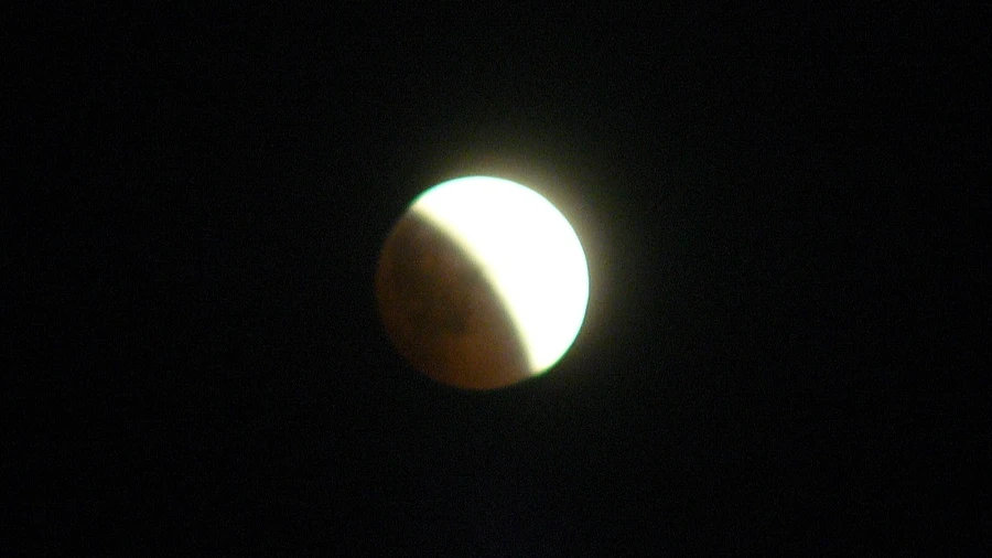 Луна полностью будет скрыта от взглядов. Фото: eogan_trebuxin/commons.wikimedia.org