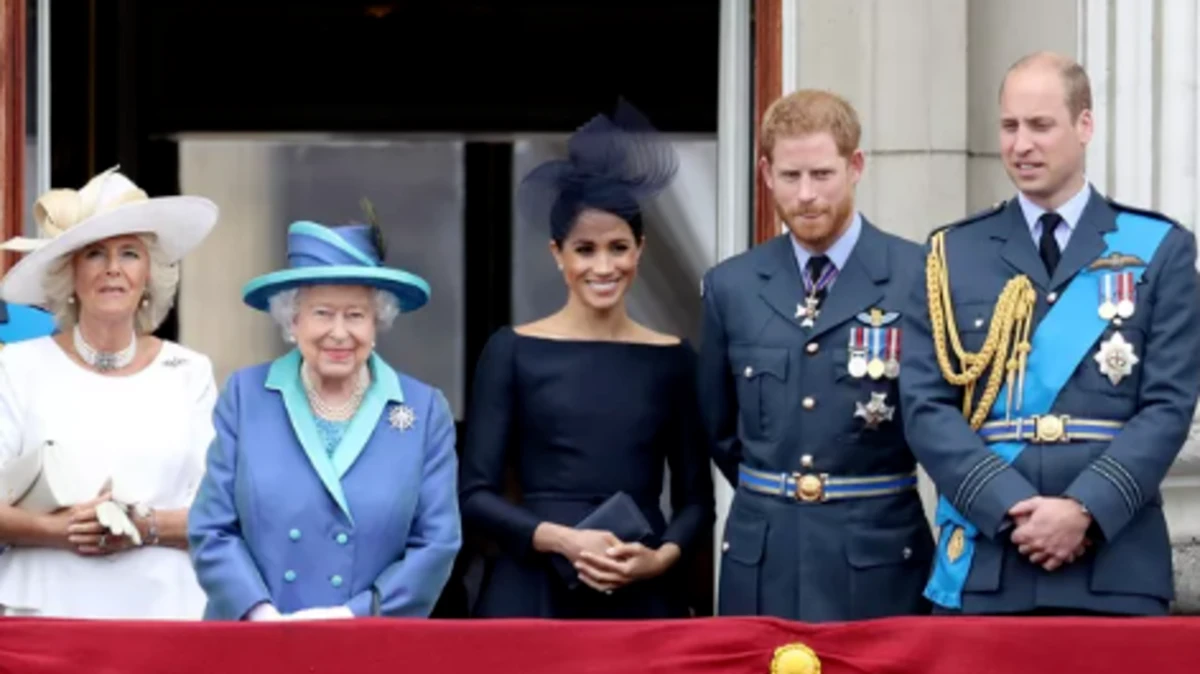Меган Маркл и принц Гарри присоединились к королевской семье, чтобы принять гроб королевы Елизаветы во дворце