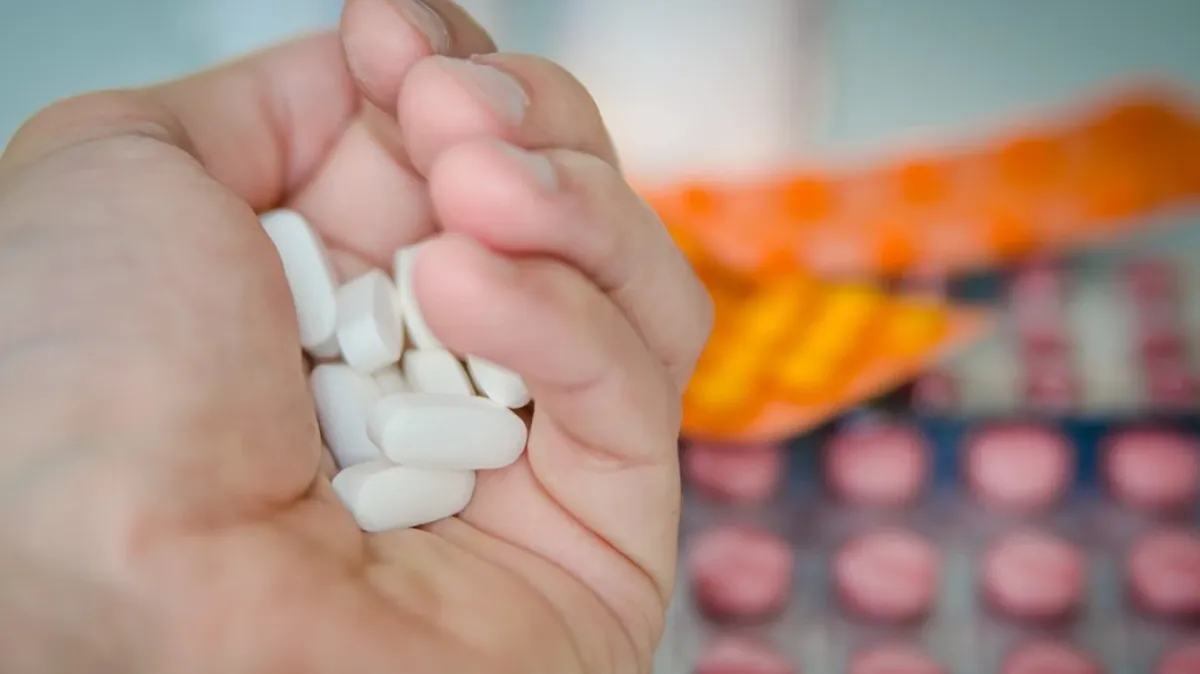 От перекиси водорода до препаратов от онкологии: Из российских аптек могут исчезнуть 86 видов лекарств. Полный список с именованиями