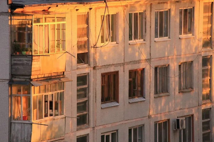 Во время ссоры с девушкой выпал из окна молодой человек в Москве. Он отказался наводить порядок в квартире и вышел через окно