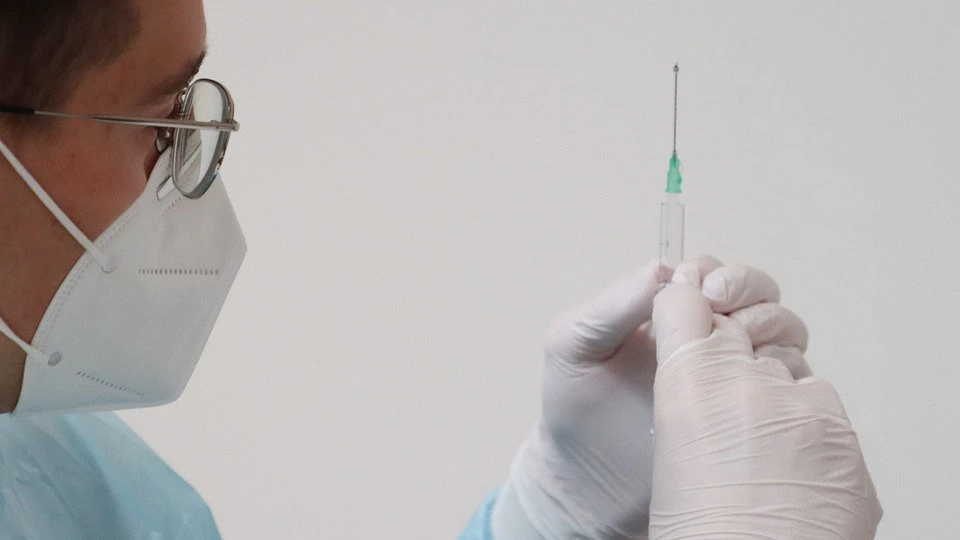 Ученые впервые используют вакцинацию для успешного лечения COVID-19
