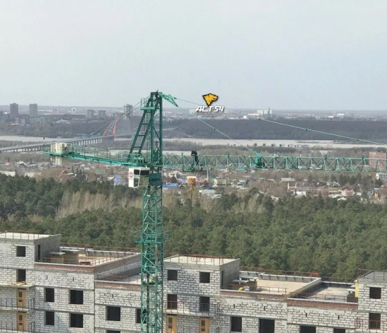 Крановщика уговорили спуститься Крановщика уговорили спуститься