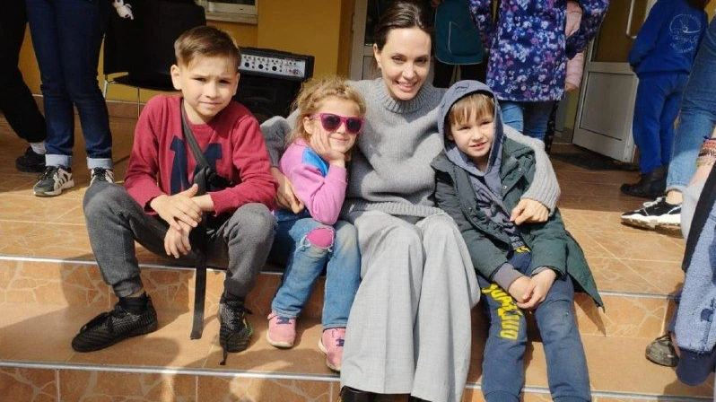 Актриса Анджелина Джоли с украинскими детьми, источник: телеграм-канал «Украина Сейчас»