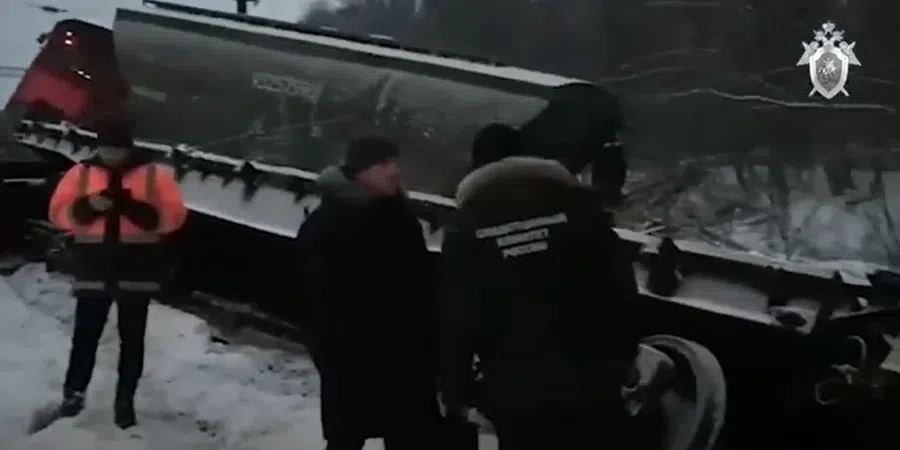 В Кировской области грузовой поезд с бетонными балками сошел с рельсов и разрушил все опоры ЛЭП. Возбуждено уголовное дело
