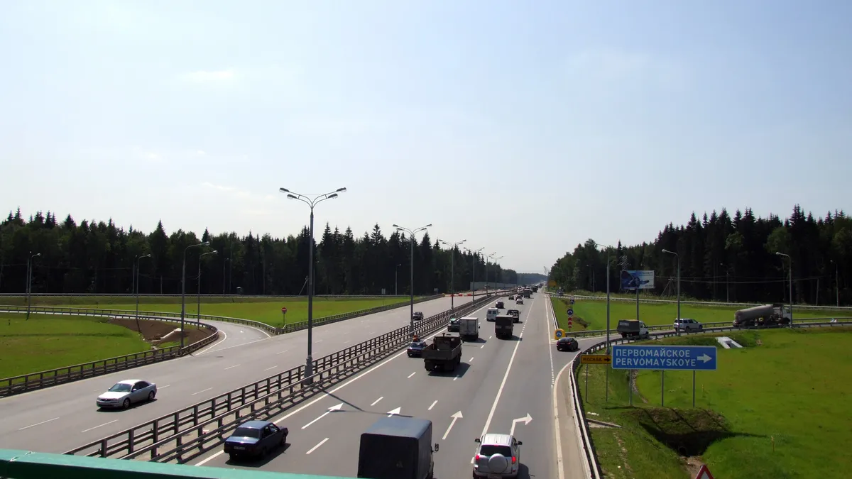 Вид на Киевское шоссе с эстакады «Первомайское — Крёкшино». Фото: Konst86 / Википедия