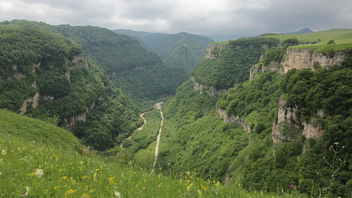 В Кабардино-Балкарии туристы застряли в горах из-за схода селя. Помощь пришлось ждать сутки