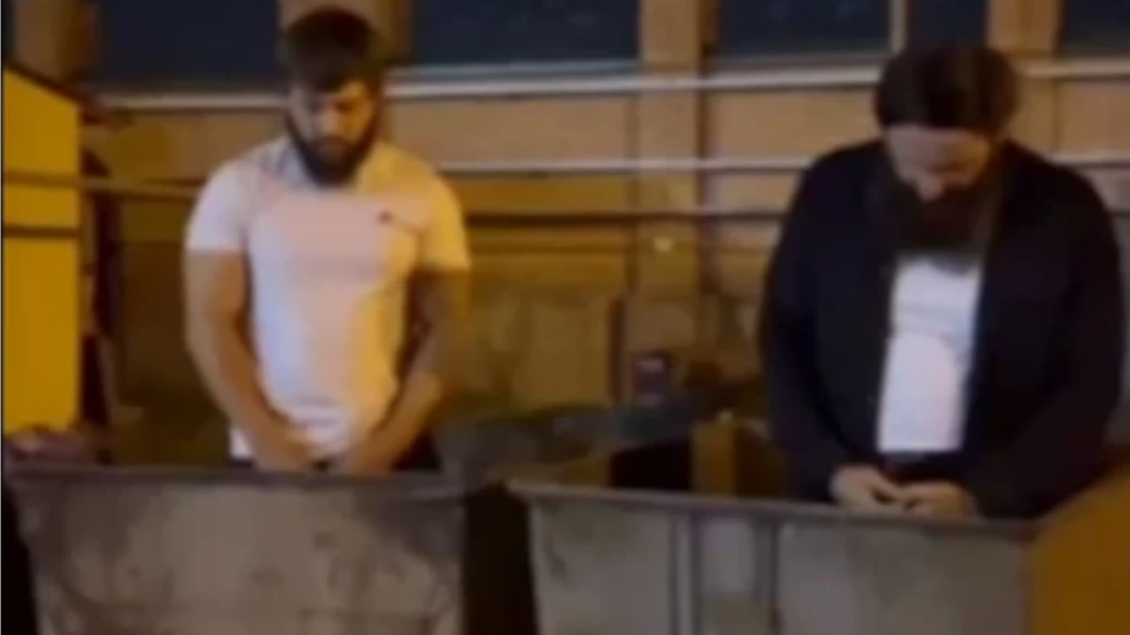 Двое чеченцев записали видео с извинениями, стоя в мусорном баке