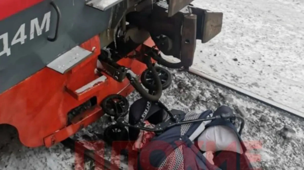 Пассажиры вокзала орали от ужаса: коляска с 4-месячным младенцем в Подмосковье упала на рельсы перед несущимся поездом