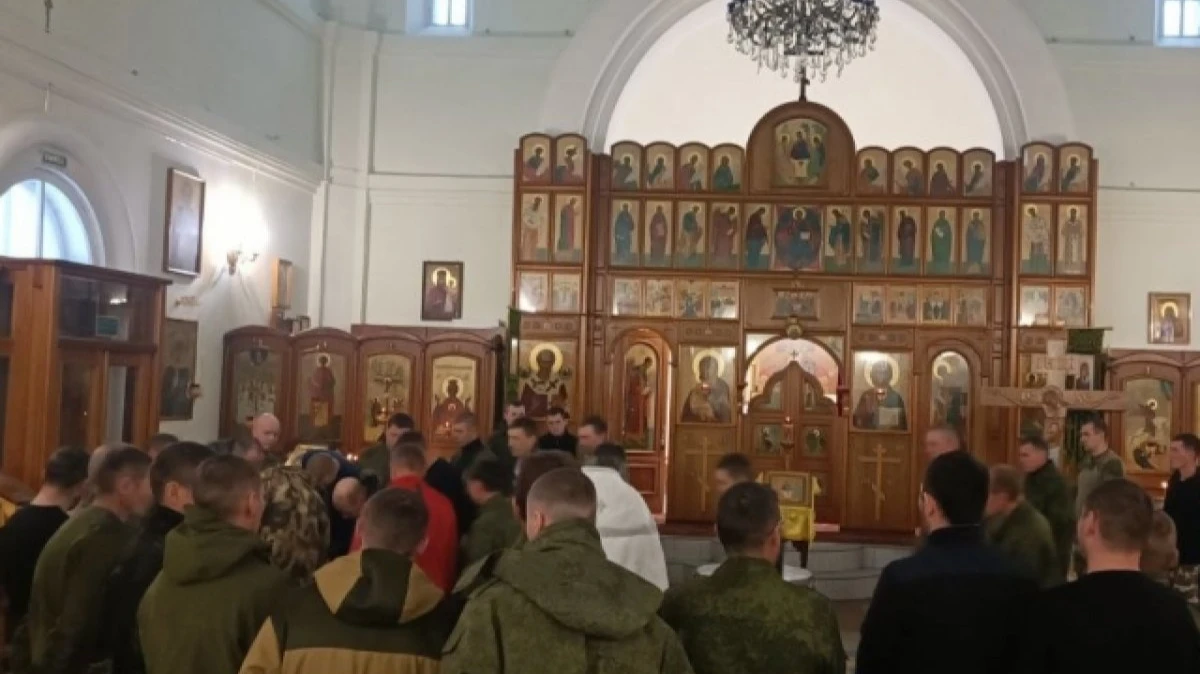 В Новосибирской области прошло массовое крещение мобилизованных перед отправкой на спецоперацию